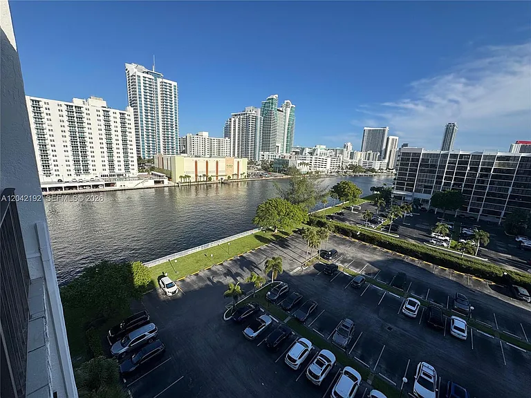 800 Parkview Dr #1018 — Photo 11