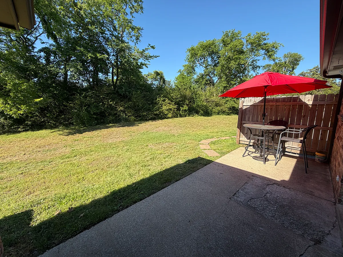 Private wooded back yard. - 1163 Sioux Ter