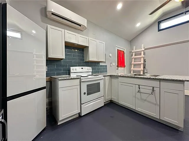 4500 Banks St — Photo 3