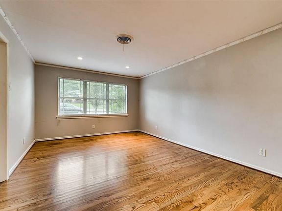 4th image of 7943 Claremont Dr