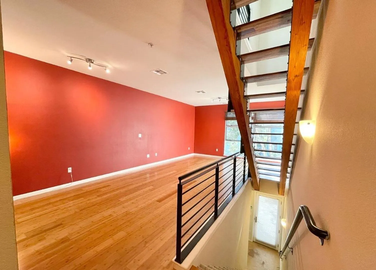 Modern Split-Level Townhome 2 Bedroom, 2 Bath in Emeryville — Photo 4