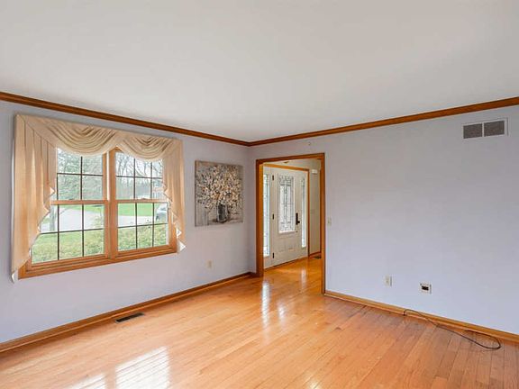 3rd image of 662 Winding Woods Dr