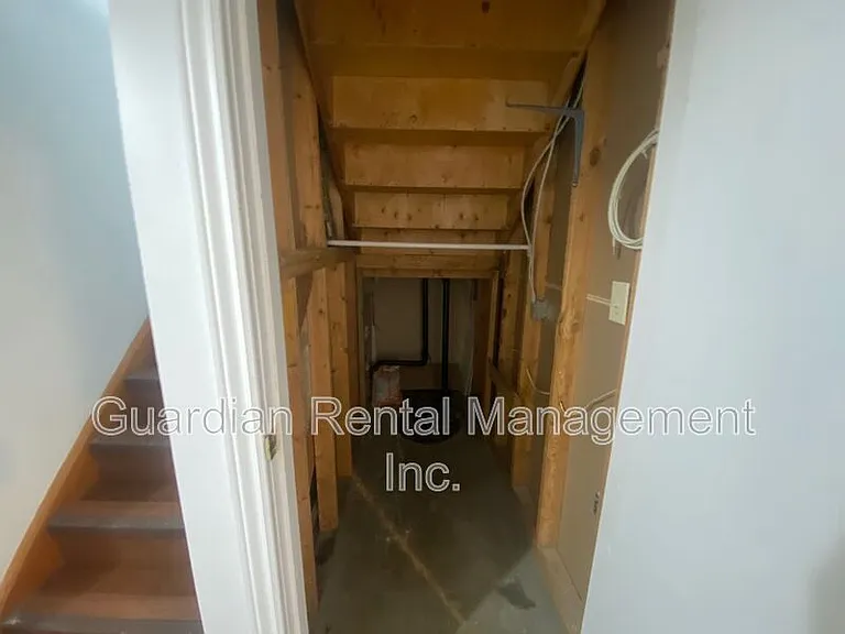 1522 Walsh St E #B — Photo 19