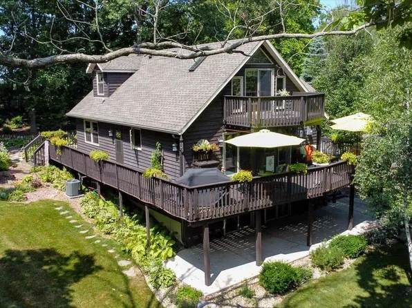 85 Blackhawk Dr, Edgerton, WI 53534