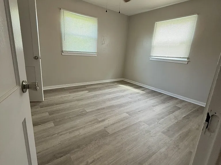 2155 N Catherwood Ave — Photo 7