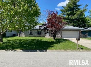 421 Woodland Dr, Chatham, IL 62629