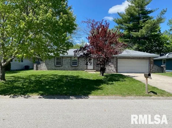 421 Woodland Dr, Chatham, IL 62629