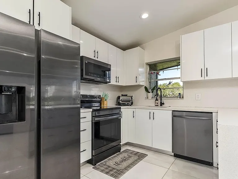 518 Woodgate Cir #E — Photo 2