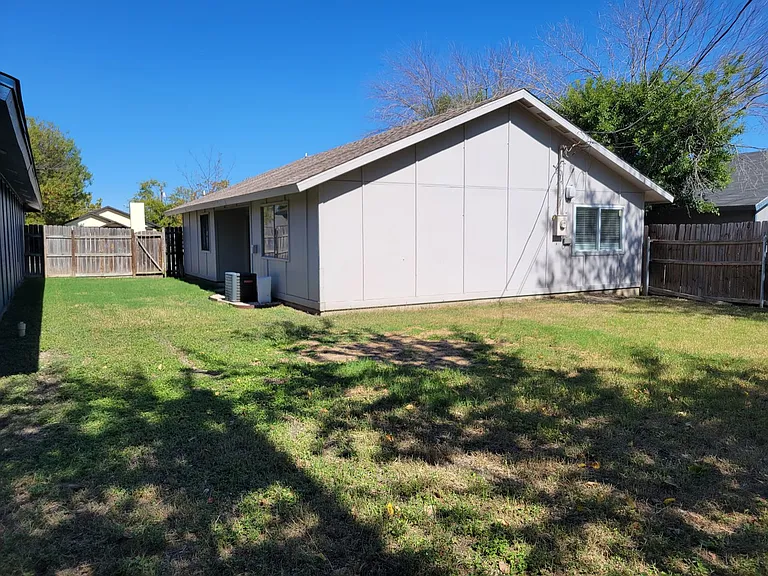 2206 Coach Dr — Photo 23