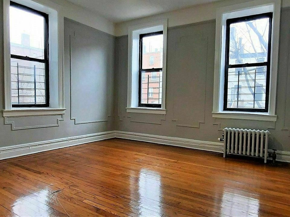 2nd image of 1025 Saint Johns Pl #8