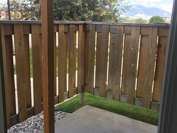 2nd image of 1098 Longbow Ln