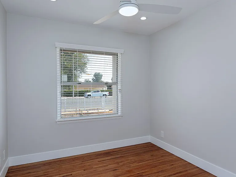 783 E Grand Ave — Photo 12