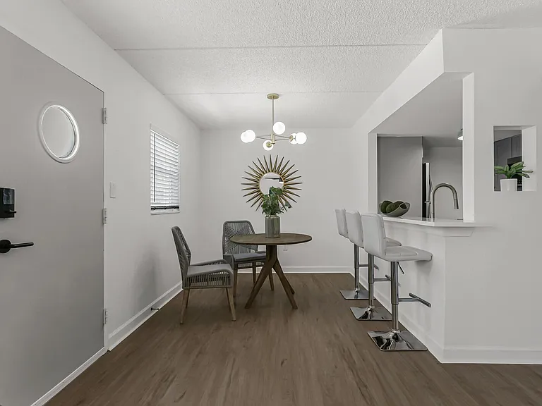 Soho Apartments — Photo 12