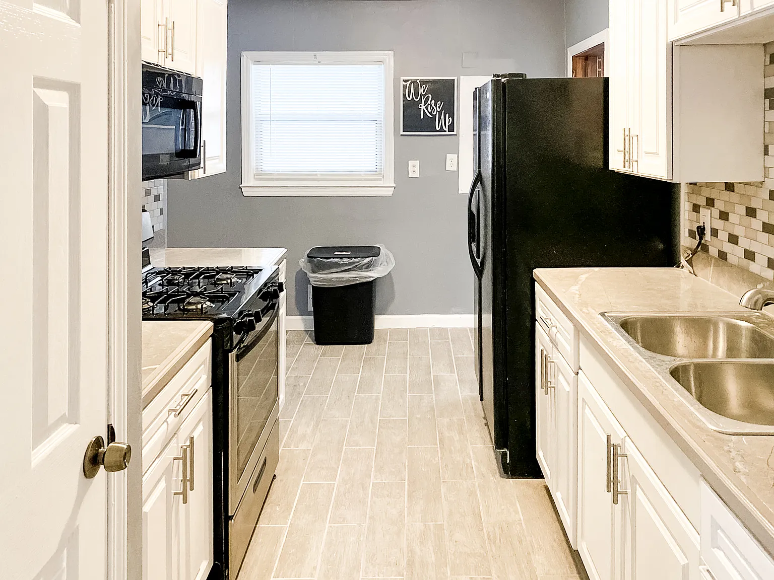 4 bed, 1.5 bath, 2400 sqft, $819 — Photo 3