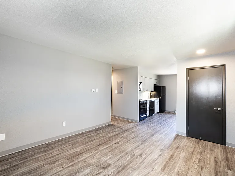 Caesar Square Apartments — Photo 15