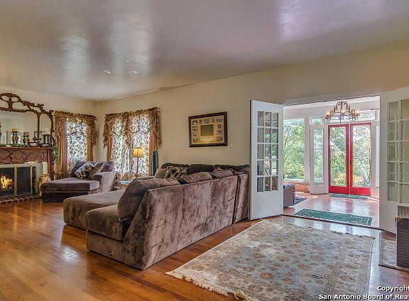 5th image of 130 Skyview Dr W