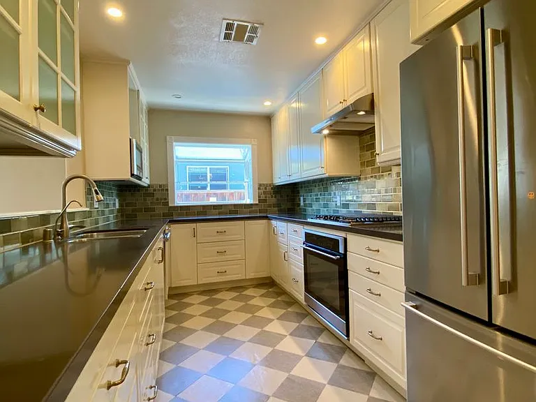 659 Robin Dr — Photo 4