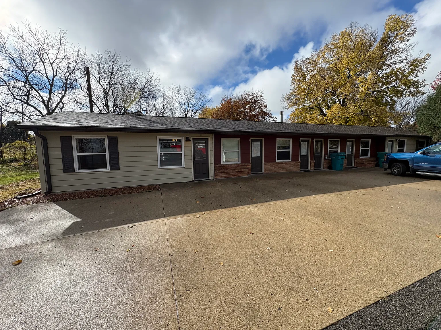 1208 Elm Ave E — Photo 2