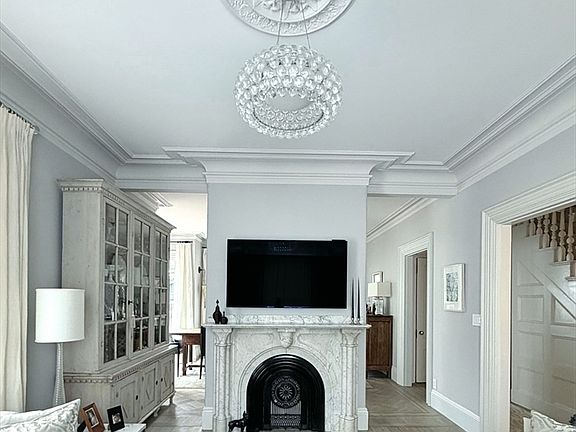 4th image of 43 Waverly St