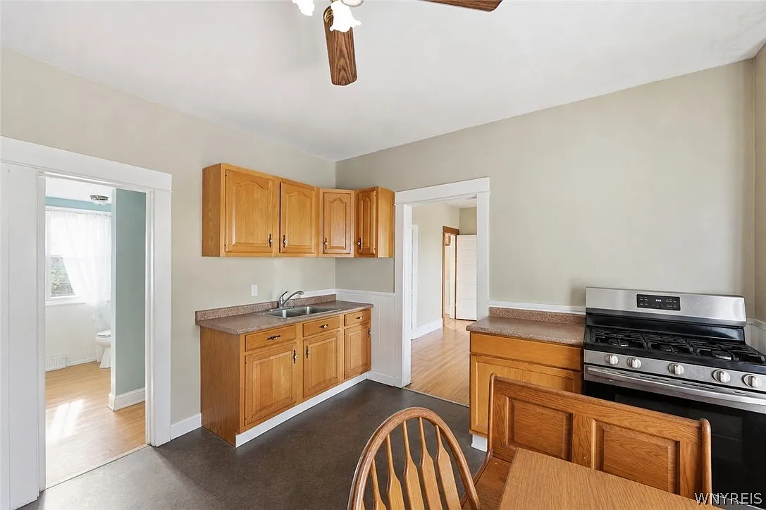 3 bed, 1.0 bath, 1200 sqft, $1,300 — Photo 3