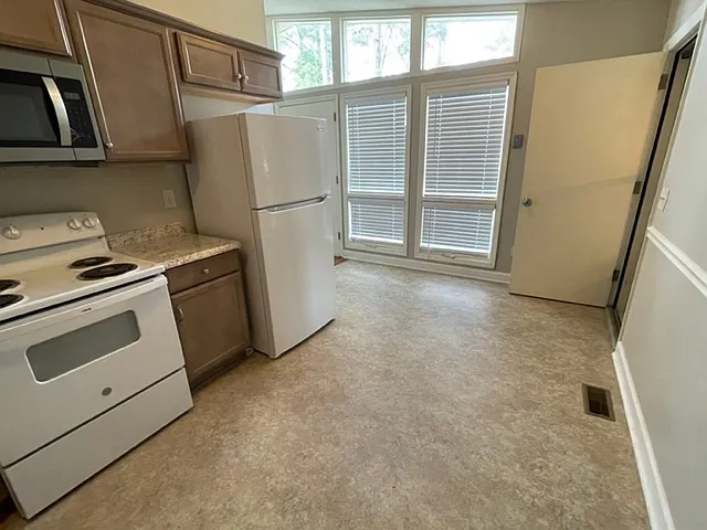 303 Pinewood Dr — Photo 8