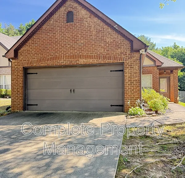 109 Oxmoor Place Cir — Photo 2
