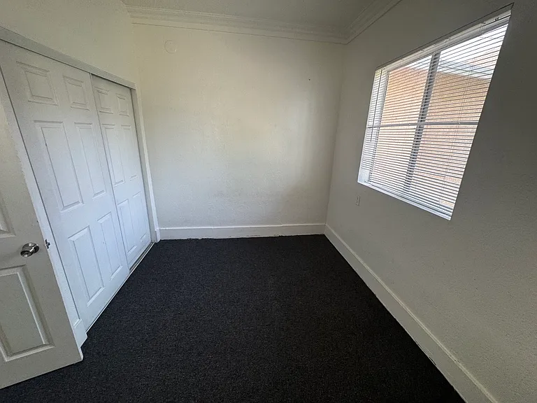 127 N Burlington Ave #C — Photo 18