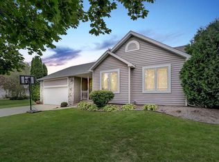 721 Cresthaven Dr, Cottage Grove, WI 53527