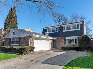 135 Berkshire Dr, Wheeling, IL 60090