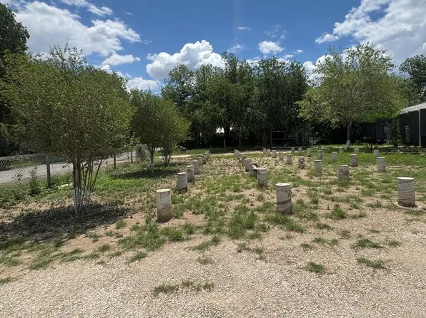 517 Flores St, Uvalde, TX 78801