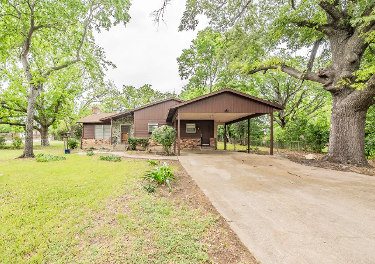 Beautifully updated 3 bedroom, 2 bath home in Grapevine! 1344 Mulholland Drive, Grapevine TX 76051 — Photo 2