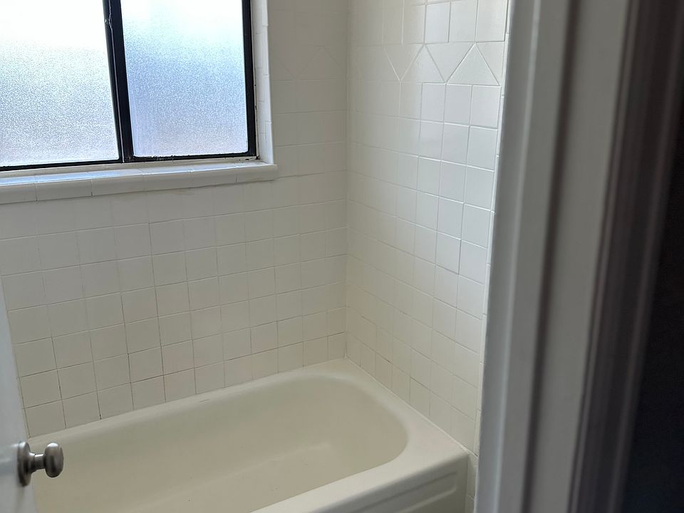 Similar to bathroom in the unit.