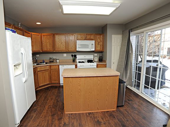 4th image of 590 Yorkshire Ln