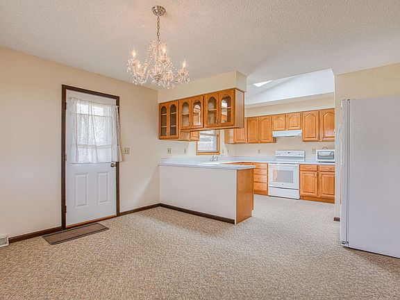 5th image of 266 Rosalyn Ave