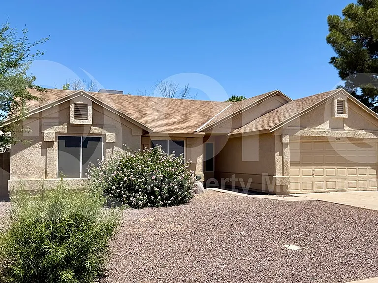 907 N Falcon Dr — Photo 2