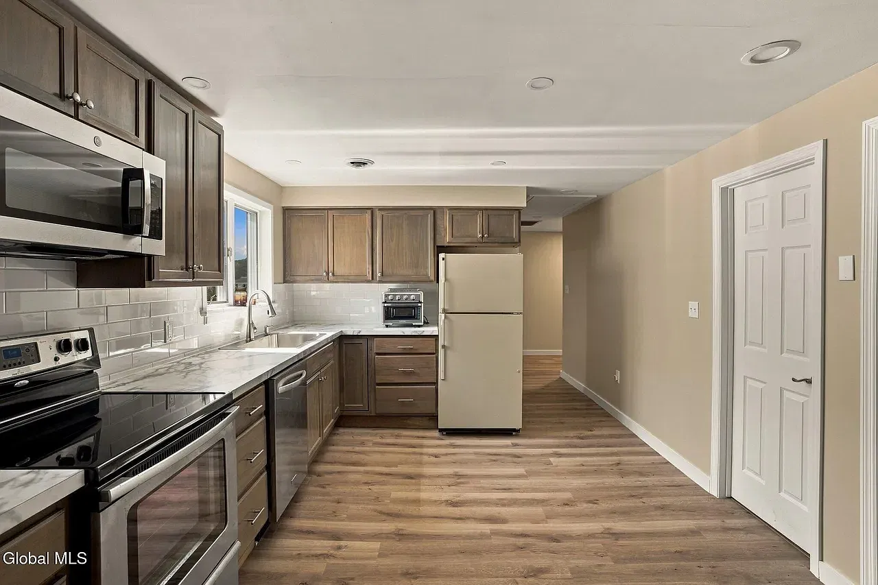 2 bed, 1100 sqft, $1,950 — Photo 3