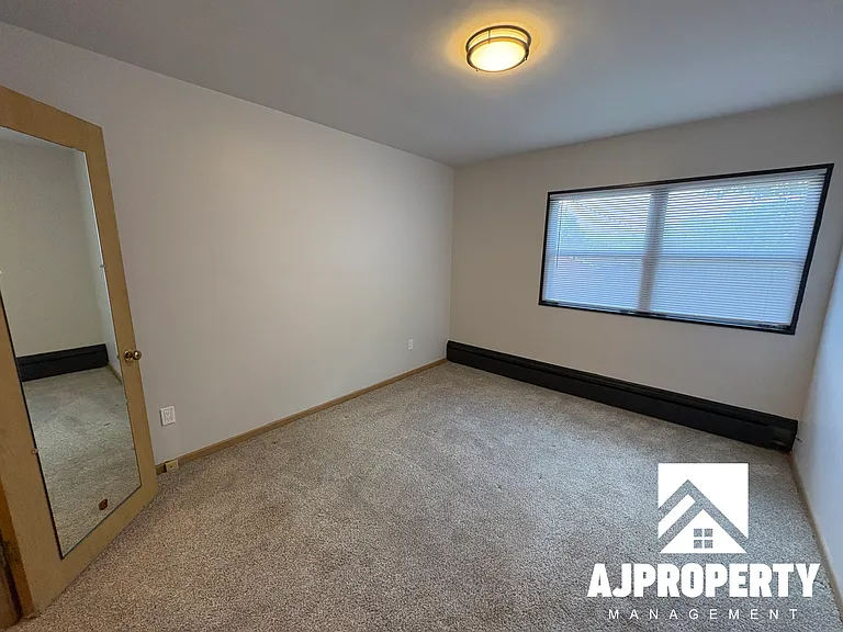 700 S Summit Ave #9 — Photo 4