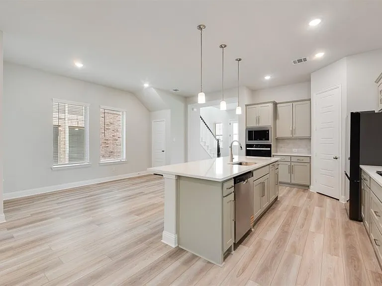 7009 Sunset Blvd — Photo 11