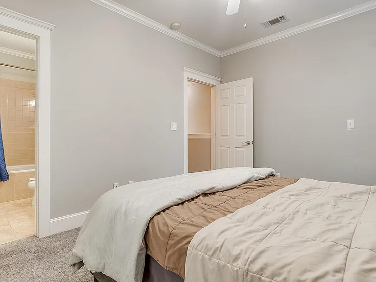 Second bedroom with en-suite bathroom