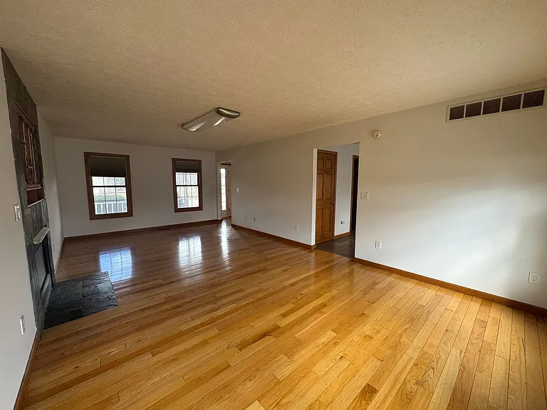 2047 Parkside Dr — Photo 4