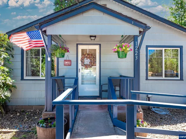 1223 Tamarack St, Sweet Home, OR 97386