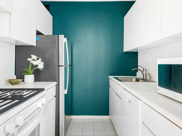 250 South End Avenue 3F image 3 of 10