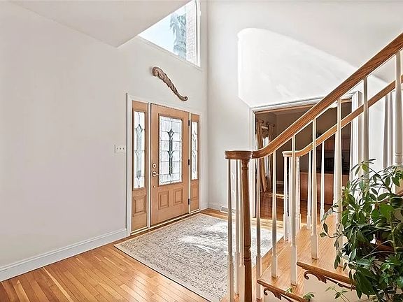 3rd image of 142 James Pl