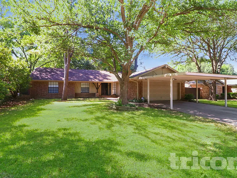 1020 Almond Dr — Photo 1