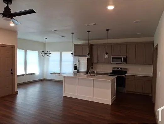1401 Marshall St — Photo 3