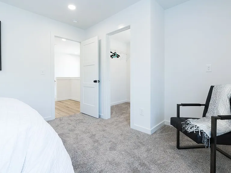 863 W Holly St — Photo 3