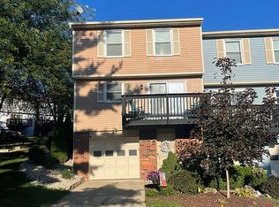 25 Quaker Ridge Dr, Akron, OH 44313