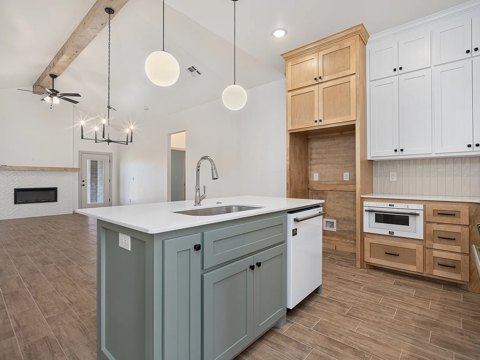 4 bed, 2212 sqft, $2,295 — Photo 3