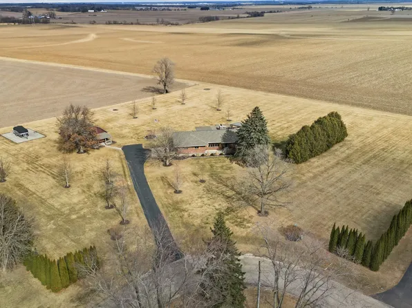8497 N Meadowlark Ln, Stillman Valley, IL 61084