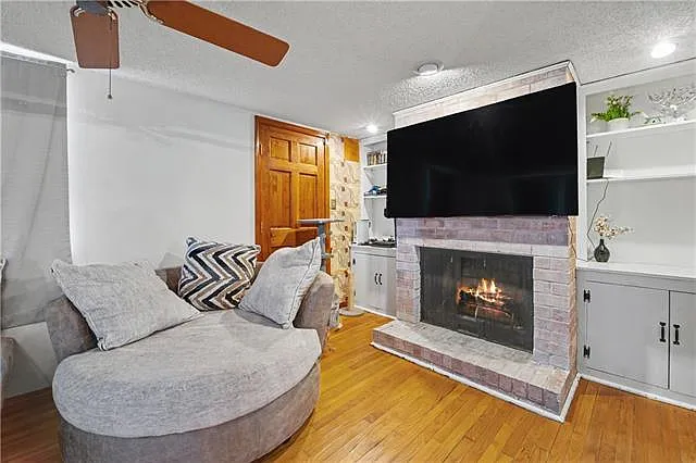 3 bed, 1.5 bath, 1330 sqft, $2,300 — Photo 2